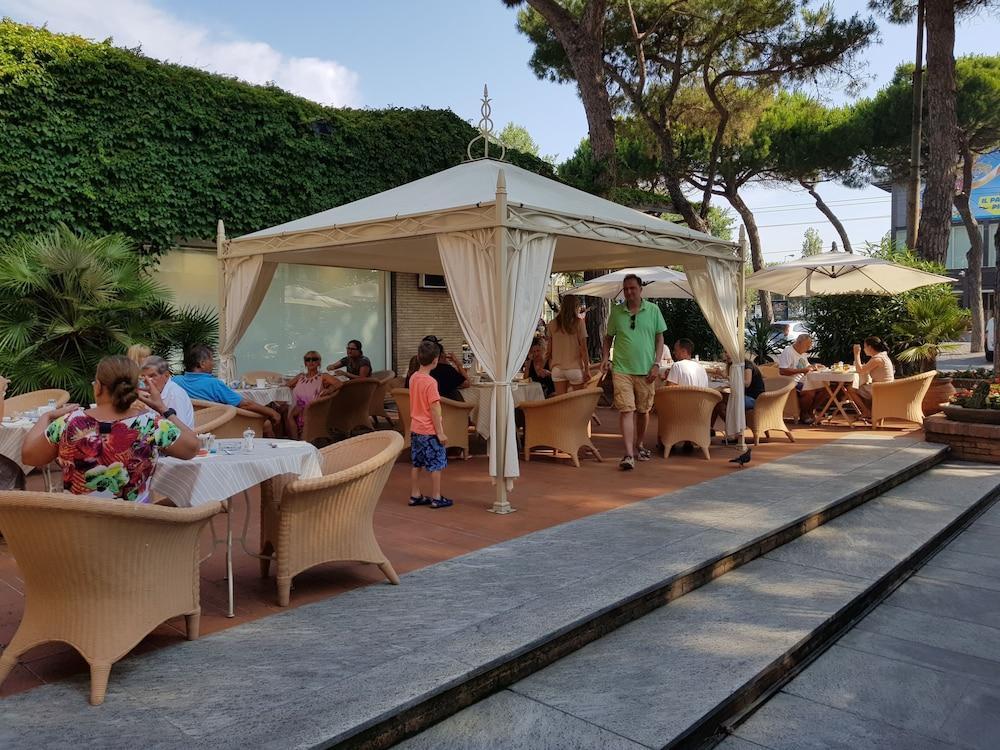 Villa Adriatica Ambienthotels Римини Экстерьер фото