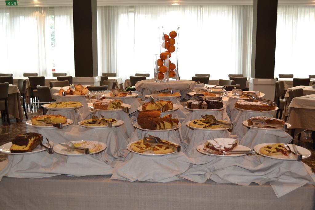 Villa Adriatica Ambienthotels Римини Экстерьер фото